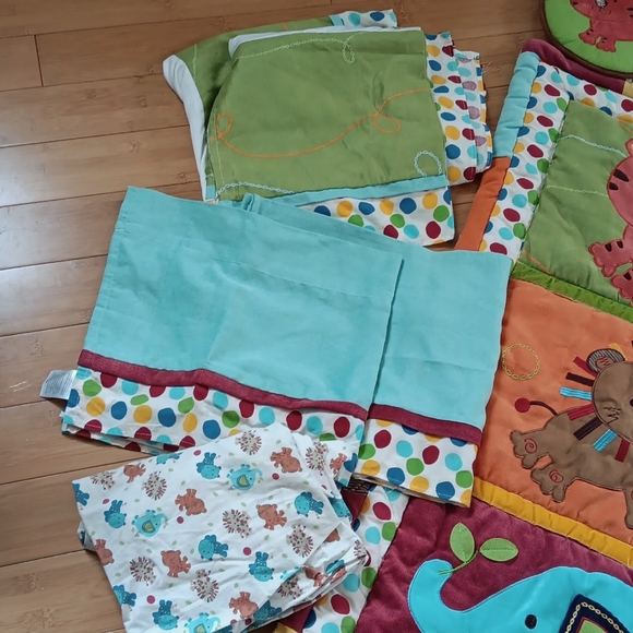 Kids bedding with window valance and wall hangings - Picture 3 of 4